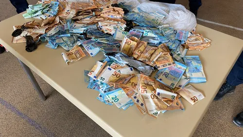 50 000 euros en billets repêché dans la fontaine de la place de la...